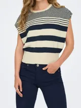 Top tejido sin mangas con cuello redondo y corte regular. Diseño a rayas horizontales en color crema y azul marino. Confeccionado en punto plano, combina confort, flexibilidad y un look limpio, ideal para usar en cualquier temporada.