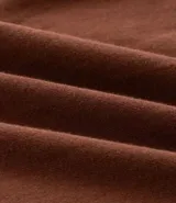 Vestido midi verde con escote cuadrado y breteles fijos con volados. Presenta un corte con fruncido y volados en el ruedo.