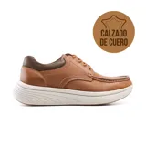 Zapato casual de cuero color marrón con cordones, suela blanca y detalles en marrón oscuro en el talón.