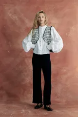 Pantalón negro de tejido de punto con corte recto y cintura alta.