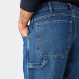 Pantalón de jean azul de corte recto, con bolsillos laterales y traseros.
