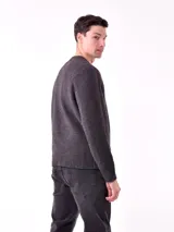 Sweater verde musgo de tejido de punto con cuello redondo y mangas largas.