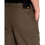 Short color verde militar, con cierre de cremallera y botón, bolsillos laterales y traseros.