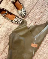 Musculosa de cuero verde con escote en V y costura central con detalle de puntilla.