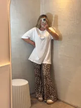 Conjunto de sweater color beige de corte holgado y pantalón acampanado con estampado animal print.