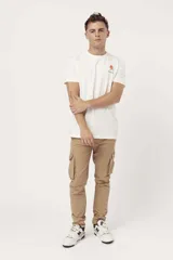 Pantalón cargo color beige con corte ajustado y bolsillos laterales con fuelle.