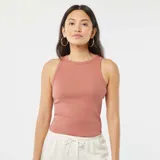 Musculosa rosa de punto canalé con cuello redondo y sisas anchas.