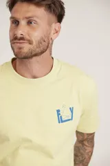 Remera de algodón color amarillo claro con estampado pequeño en el pecho.