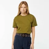 Remera verde militar de corte recto, con cuello redondo y mangas cortas con dobladillo.