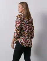 Blusa de gasa estampada marca Zac & Rachel. Tiene cuello a la base con escote en V y abertura central con botones. La delantera tiene detalle plisado y el largo de manga es regulable con presilla y botón.