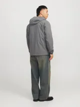 Campera gris con capucha ajustable con cordón, cierre frontal con cremallera, bolsillos delanteros con cierre y puños de canalé.
