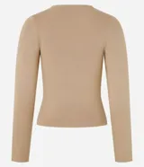 Blusa color beige de jacquard con cuello redondo y mangas largas.