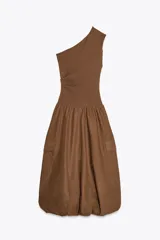 Vestido midi color marrón de escote asimétrico con manga sisa, con cuerpo superior de tejido de punto acanalado y falda globo con bolsillos laterales de plastrón con solapa. 