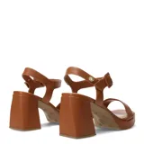 Sandalias de tacón Bottero color dorado, con plataforma y tira ancha sobre los dedos. Tira al tobillo con hebilla ajustable.