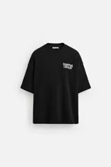 Sudadera negra de corte holgado con cuello redondo y mangas cortas. Estampa frontal y trasera con gráficos y textos en color blanco.