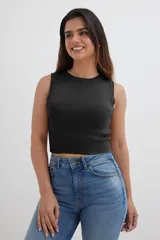 Top tejido de punto color fucsia, con cuello redondo y sin mangas.
