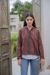 Buzo hoodie con estampado de piel de serpiente en tonos marrones y negros, con capucha forrada en color borgoña y cordón ajustable.