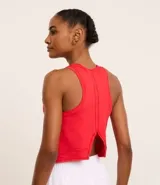 Musculosa deportiva roja de microfibra, sin estampa, con cuello redondo y encaje en la espalda.