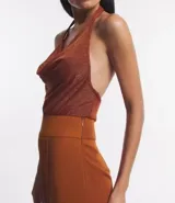 Pantalón pantalona naranja de crepe con cintura alta, corte ancho y costuras verticales en el frente.