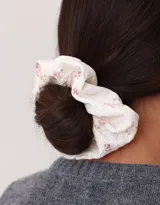 Set de dos scrunchies para el pelo con diferentes texturas y estampado floral.