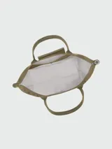 Bolso tote grande Longchamp modelo Le Pliage Green, color marrón chocolate, confeccionado en lona de nylon reciclado con detalles en cuero marrón y herrajes plateados.