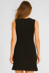 Vestido corto sin mangas, ajustado al cuerpo, con textura fruncida horizontal y ruedo con elástico. Presenta un patrón de rayas finas azules sobre fondo negro.