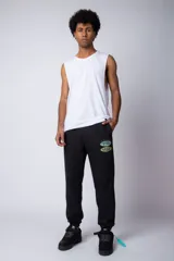 Pantalón de jogging negro de corte oversize, con puños elásticos y estampado con la palabra 'FUTURO' en verde y amarillo.