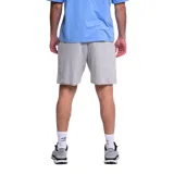 Short deportivo gris con cintura elastizada y cordón de ajuste.