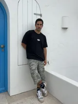 Remera negra de corte boxy con parche bordado en el pecho.