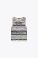 Top tejido de punto con cuello redondo y sisa, con diseño de rayas horizontales en tonos beige, azul y gris.