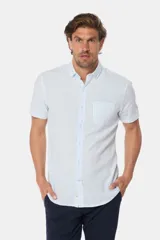 Camisa de manga corta con rayas celestes y amarillas, corte slim fit y bolsillo en el pecho.