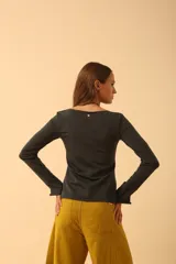 Remera verde oliva de manga larga con escote bote y corte ajustado.
