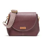 Bandolera pequeña de material sintético color bordó, con textura granulada. Presenta una solapa frontal con costuras decorativas blancas y un logo metálico con las letras "XL". Incluye una correa ancha de tela con diseño a rayas blancas y marrones, ajustable y desmontable, y herrajes metálicos dorados.