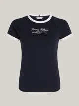 Remera azul marino de algodón con cuello redondo y mangas cortas con ribete blanco. Logo de Tommy Hilfiger bordado en el pecho.