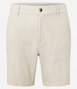 Bermuda de hombre en lino color gris claro, de corte recto, con textura discreta, bolsillos laterales y cierre frontal con botón y cremallera.