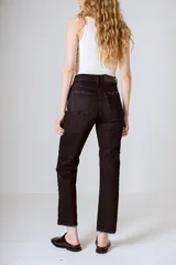 Pantalón de jean negro de tiro alto y corte recto.