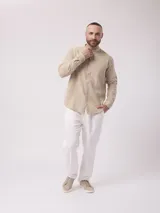 Camisa de manga larga color crudo, confeccionada en lino. Presenta cuello mao y cierre frontal con botones. Marca La Dolphina.