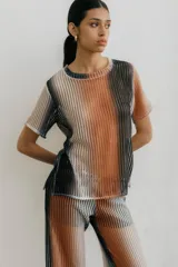 Remera de red blanca de manga corta y cuello redondo.