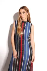 Vestido largo de tejido de punto con rayas verticales en tonos negro, azul, rojo y blanco. Diseño sin mangas con calados.