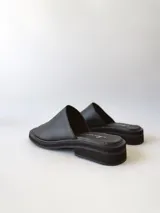 Sandalias negras de cuero con plataforma baja.