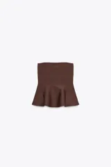 Top marrón de escote recto y hombros descubiertos con peplum en el bajo.
