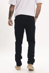 Pantalón chino color marrón claro, de corte recto y tiro medio.