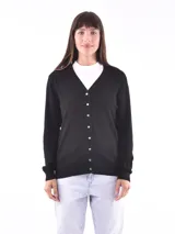 Saco de tejido de punto color beige, con cuello en V y cierre frontal con botones.