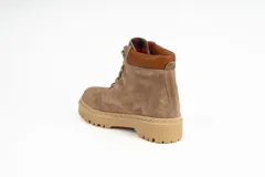 Bota acordonada de cuero color arena con suela track color beige.