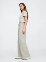 Jean wide leg color gris claro, de tiro alto y corte holgado.