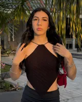 Top negro tejido al crochet, con tiras finas que se atan al cuello y a la espalda.