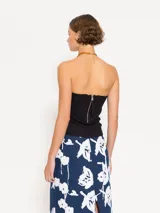 Top strapless negro con detalle de puntilla en el borde superior.