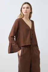 Blusa color chocolate de lino con escote en V y lazos para atar.