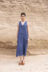 Vestido midi azul con botones frontales, escote en V y sin mangas.