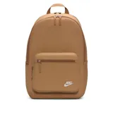 Mochila Nike Heritage color crema con logo blanco estampado en el bolsillo frontal.